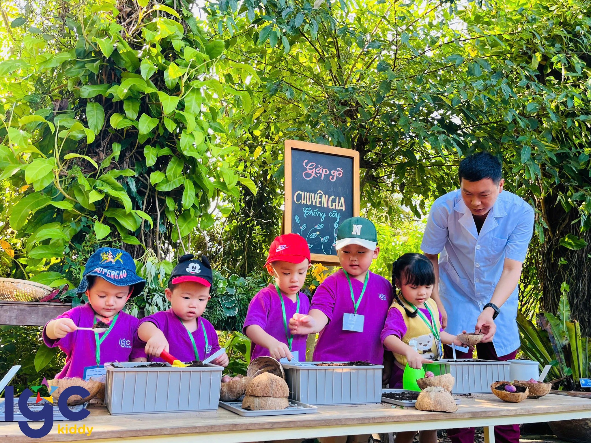 NHỮNG VƯỜN CÂY XANH MÁT - NƠI NUÔI DƯỠNG BÀI HỌC KIẾN THỨC VÀ TRẢI NGHIỆM BỔ ÍCH TRONG DỰ ÁN HỌC TẬP MẦM XANH