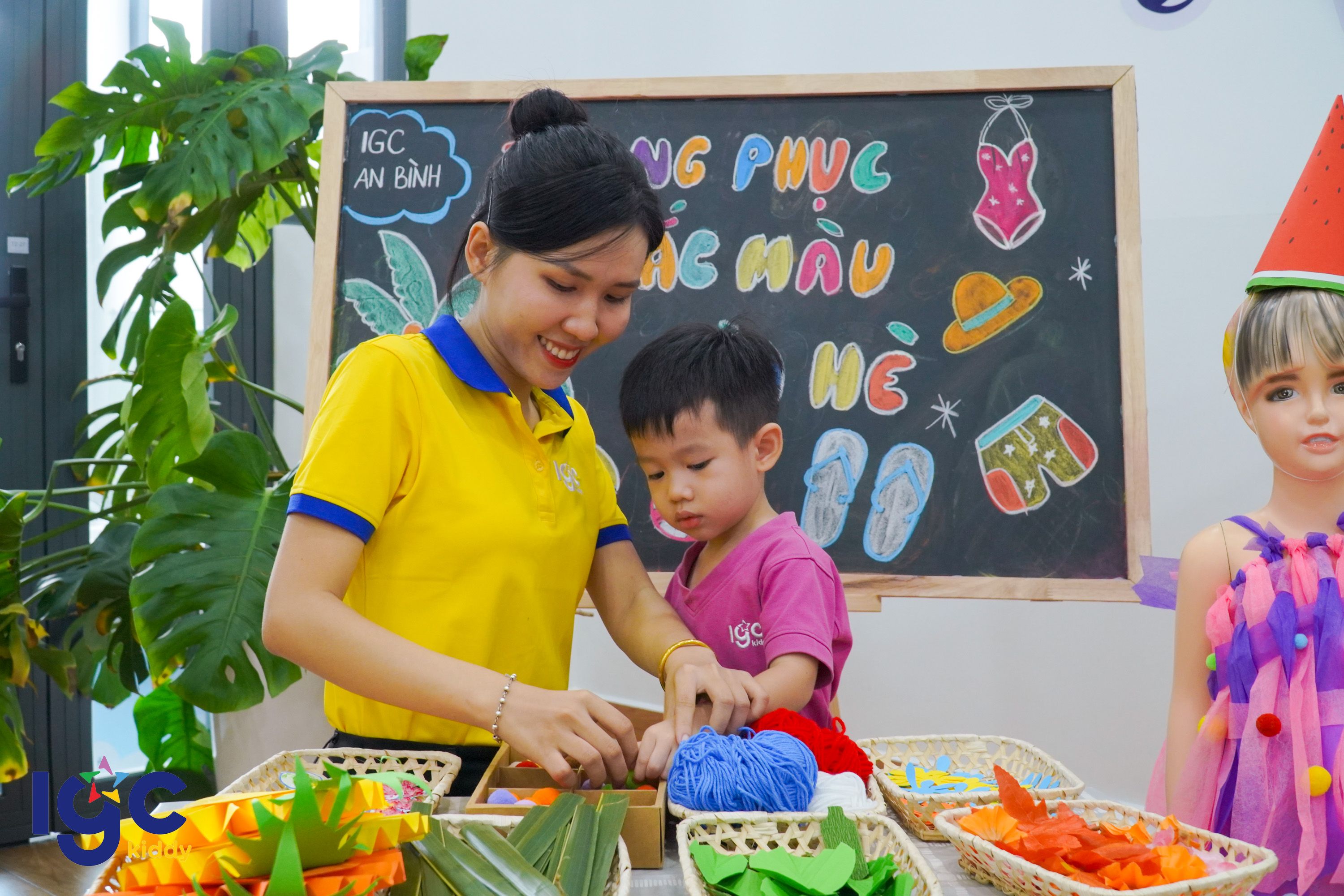 NHỮNG BỘ TRANG PHỤC SẮC MÀU TẠO NÊN MÙA HÈ SÔI ĐỘNG CỦA CON