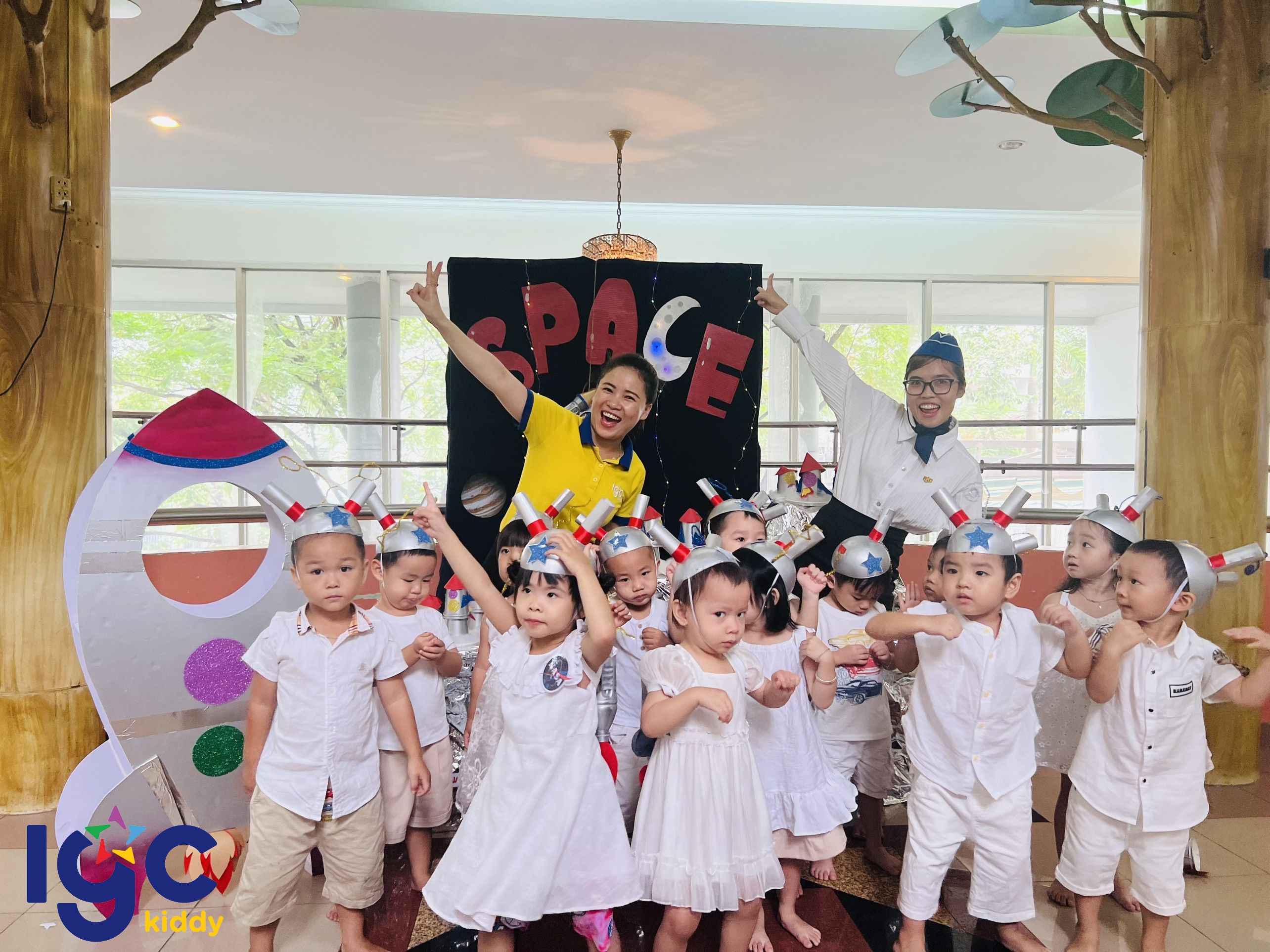 TRANG TRÍ TÀU VŨ TRỤ