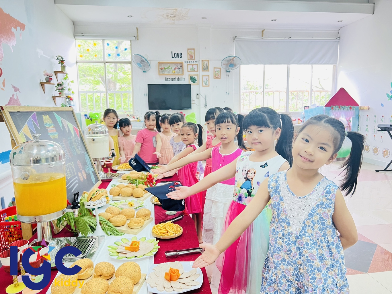 HAMBURGER PARTY - BỮA XẾ HẠNH PHÚC