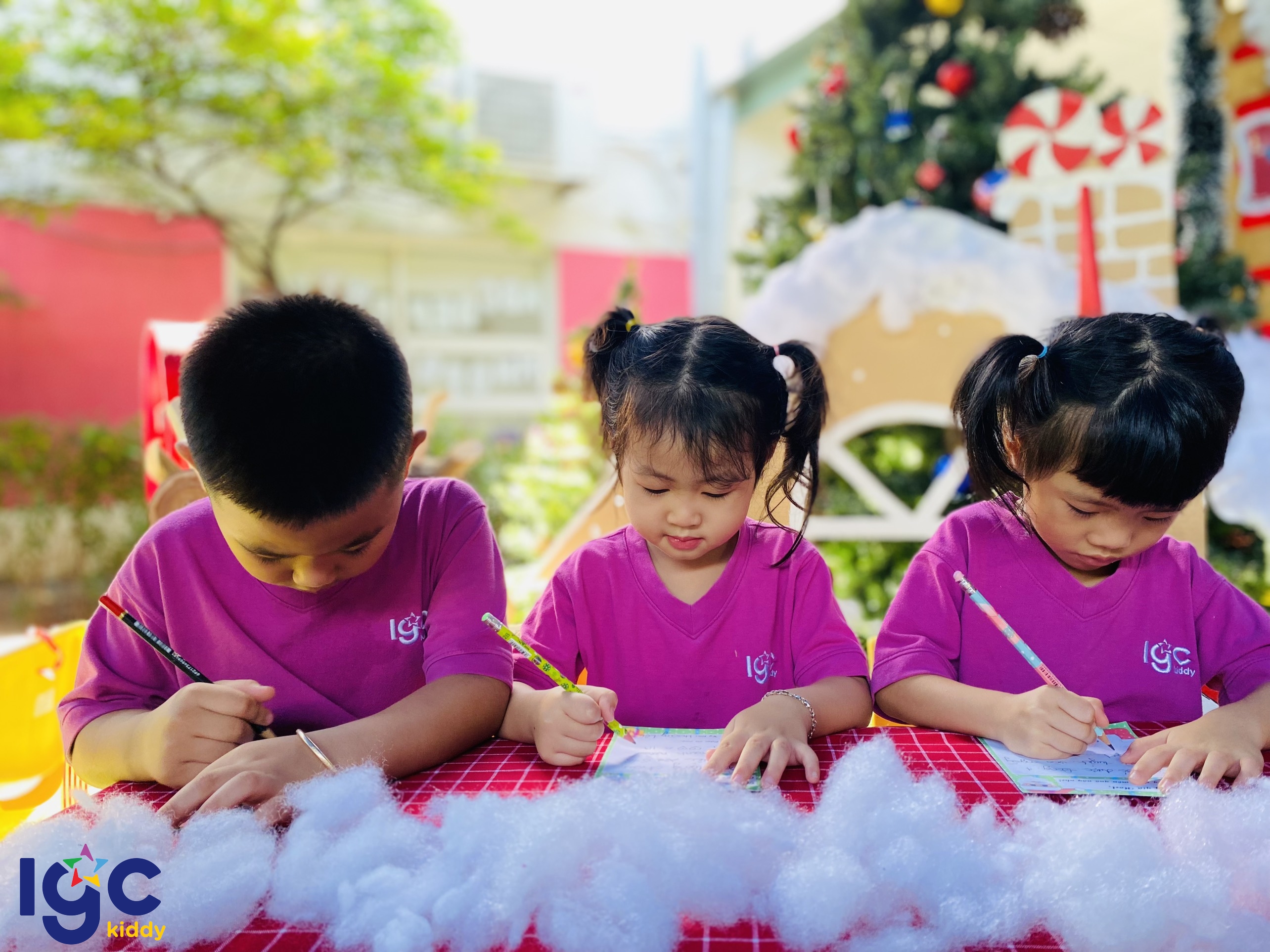 ÔNG GIÀ NOEL ƠI! NHẬN THƯ CON NHÉ!